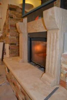 Fireplace Marco Simone: rustic slats and frame travertine